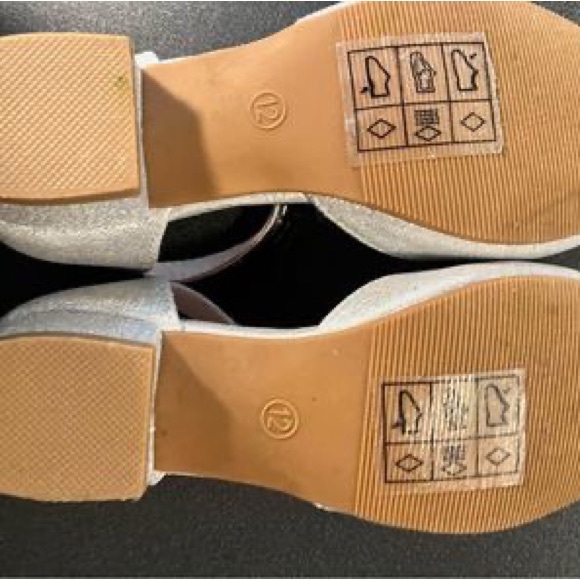 Silver girls dress shoes - Picture 2 of 4